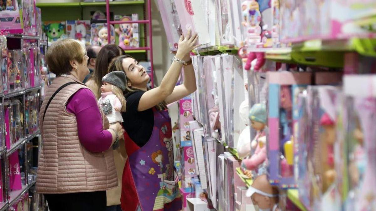 Una dependienta en una tienda de juguetes.