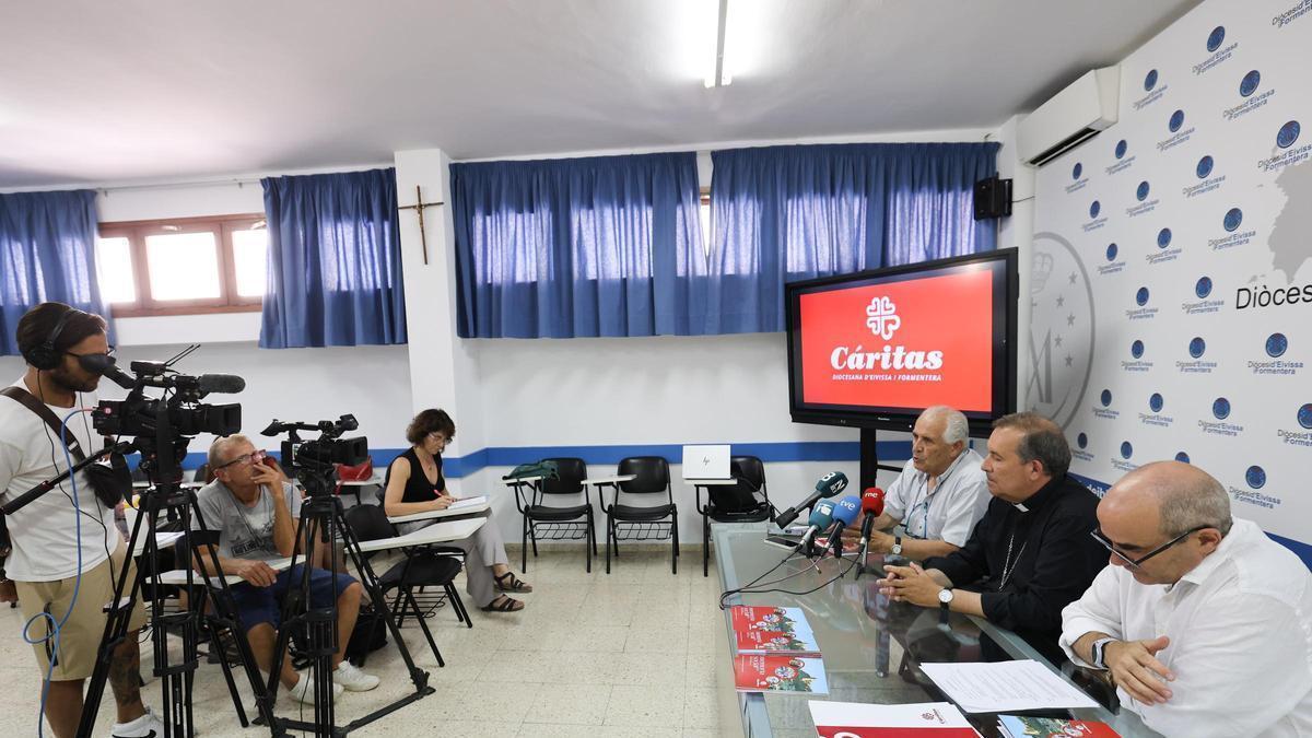 El director de Cáritas, Joan Torres; el obispo de Ibiza, Vicent Ribas y el coordinador de la entidad Gustavo Gómez durante la presentación del balance de la entiedad 2025