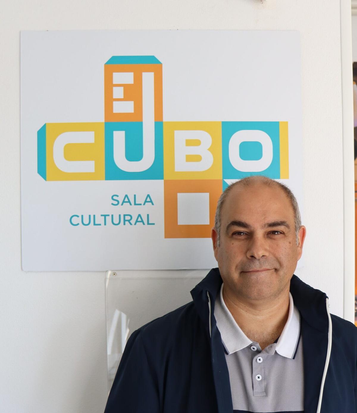 Javier Trabadela, encargado de la sala cultural El Cubo.