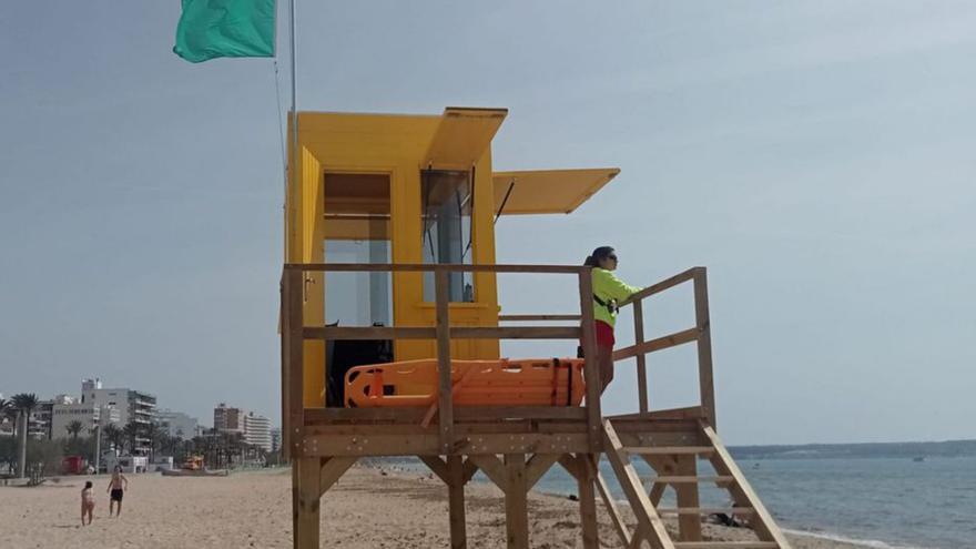 Los socorristas ocupan sus posiciones en las playas de Palma