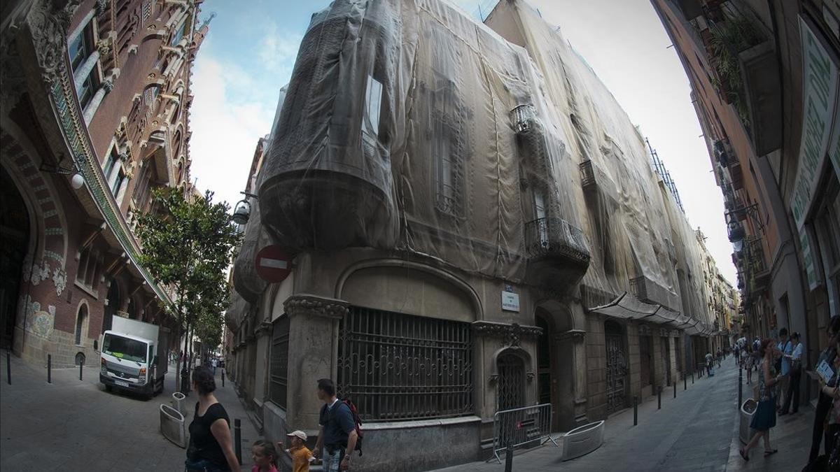 El edificio en el que se debía construir el hotel del Palau de la Música.