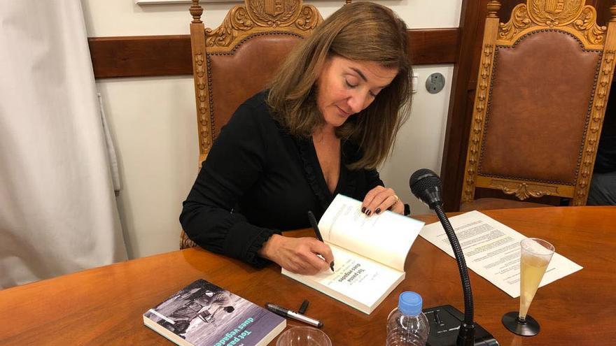 Pilar Francés, signant llibres.
