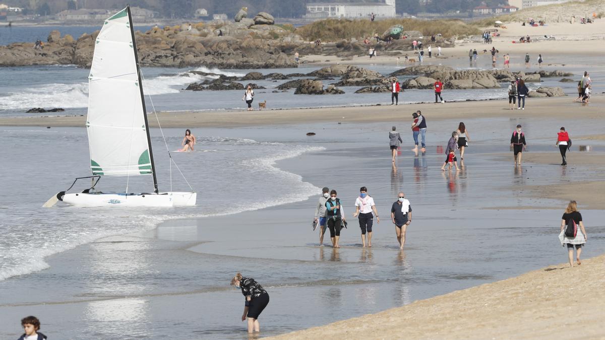 Varios vecinos aprovecharon el buen tiempo durante parte de esta última semana para pasear por la playa. En la imagen, Samil, en Vigo.