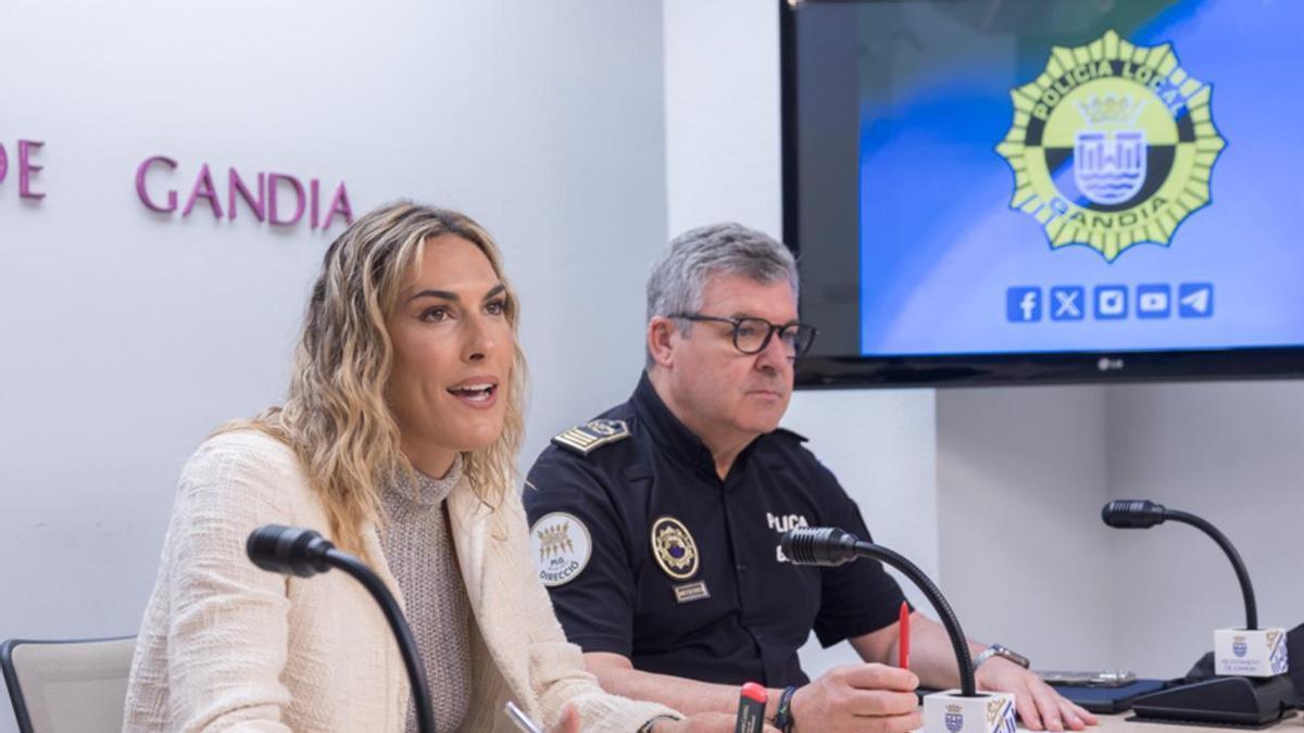 La concejala Lydia Morant y el intendente de la Policía Local de Gandia, en rueda de prensa