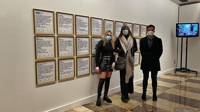 La técnica Andrea García, junto a la artista Sandra Paula Fernández y el concejal Juan Ponte.