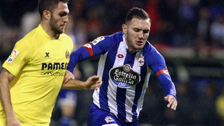 Lucas Pérez pelea un balón con Bruno Soriano