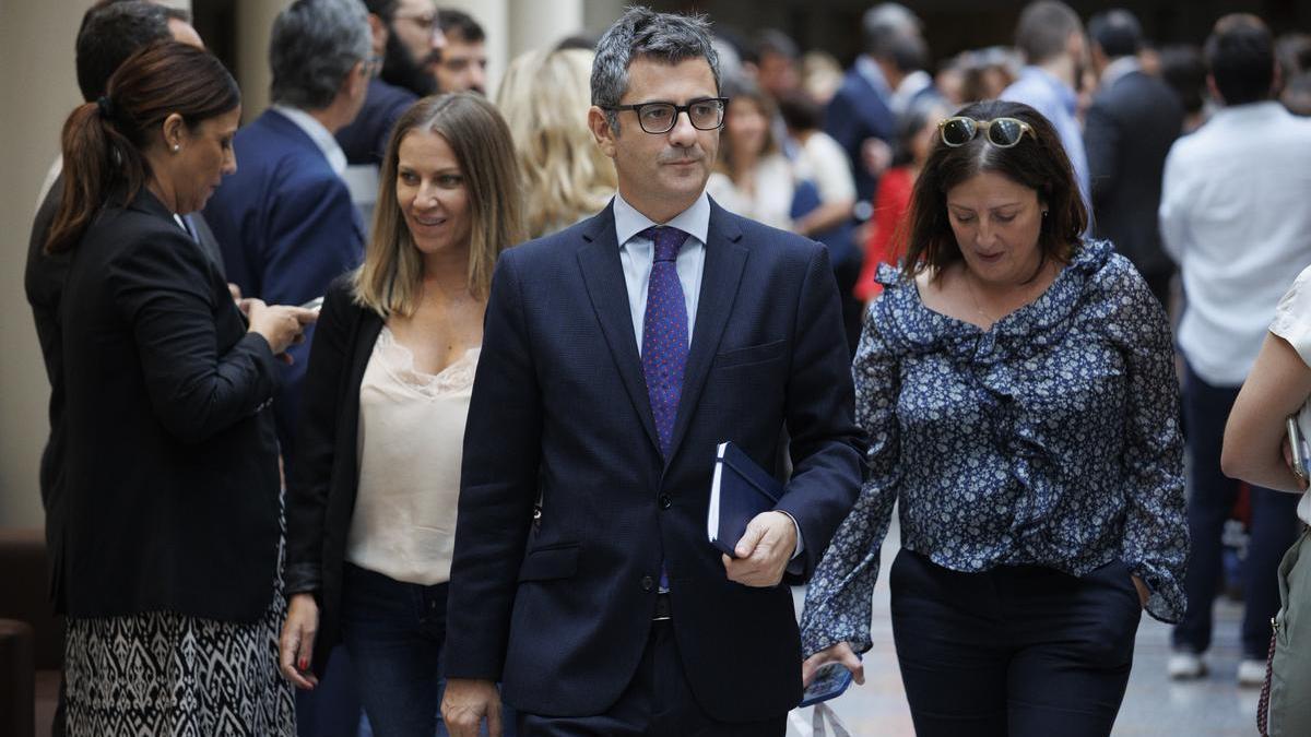 El ministro de la Presidencia, Félix Bolaños, a la salida del senado, a 18 de octubre de 2022, en Madrid.