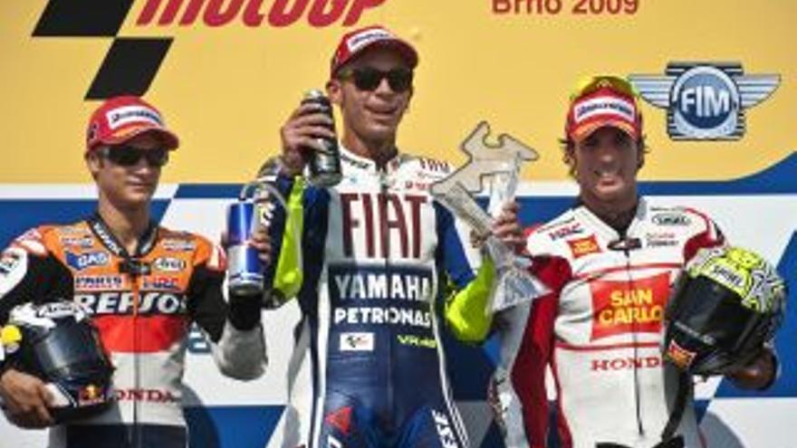 Rossi da un paso de gigante en el campeonato tras el fallo de Lorenzo