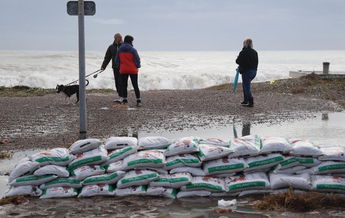 Playa de la Malvarrosa, con sacos para evitar la entrada de agua del mar.