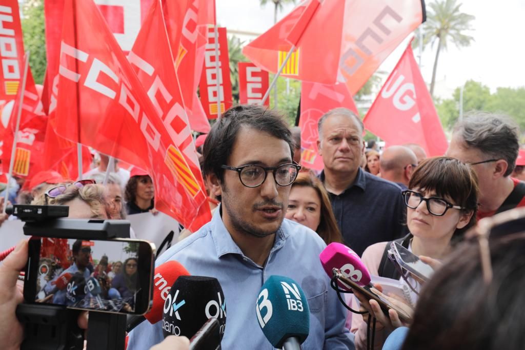 Cerca de mil personas salen a la calle por el Primero de Mayo