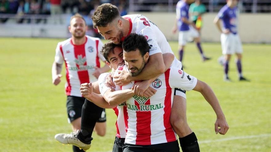 Los rojiblancos celebran un gol en La Bañeza.