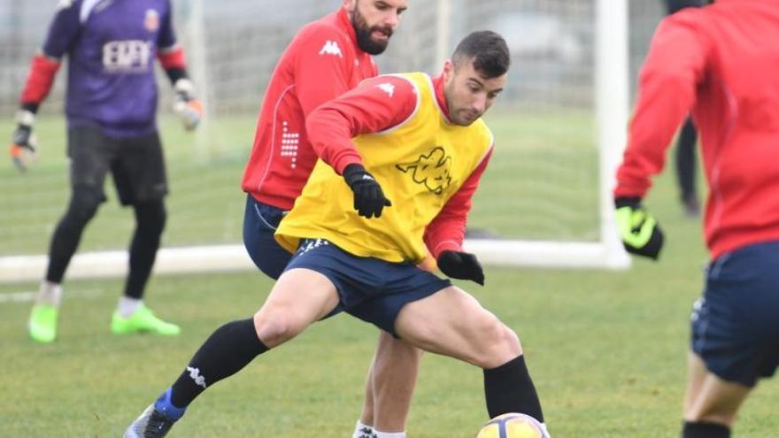 Carles Mas defensant Borja García en un moment de l&#039;entrenament d&#039;aquest matí.