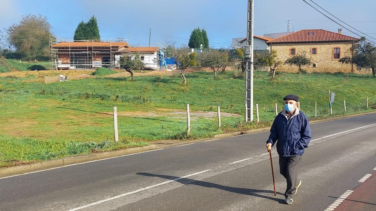 Una carretera que pasa junto a la parroquia de Ables, en Llanera