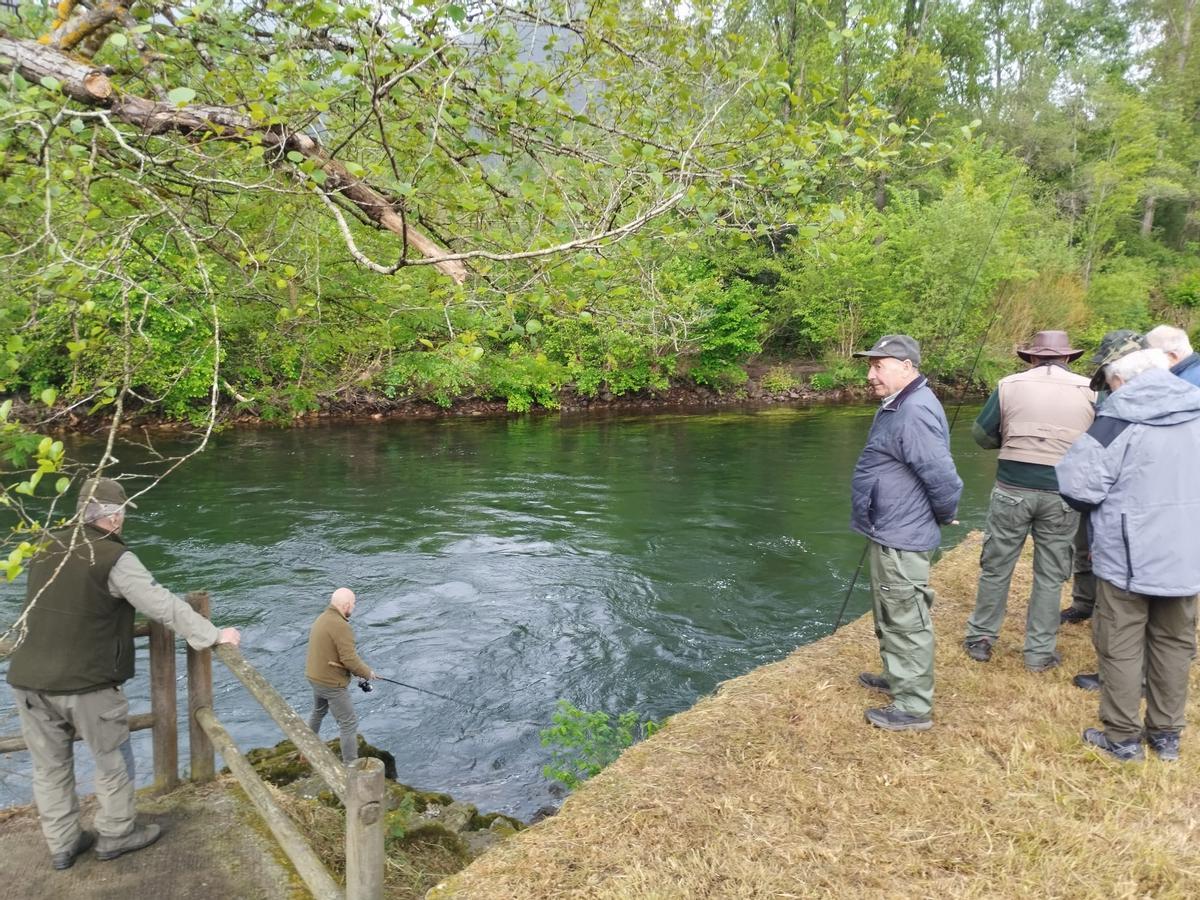 Pescadores en el pozo Carbajal, en Salas