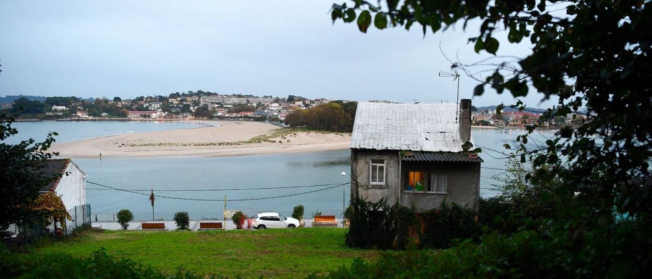 Una vivienda de As Xubias con la duna de la playa de Santa Cristina enfrente al fondo. |   // CARLOS PARDELLAS