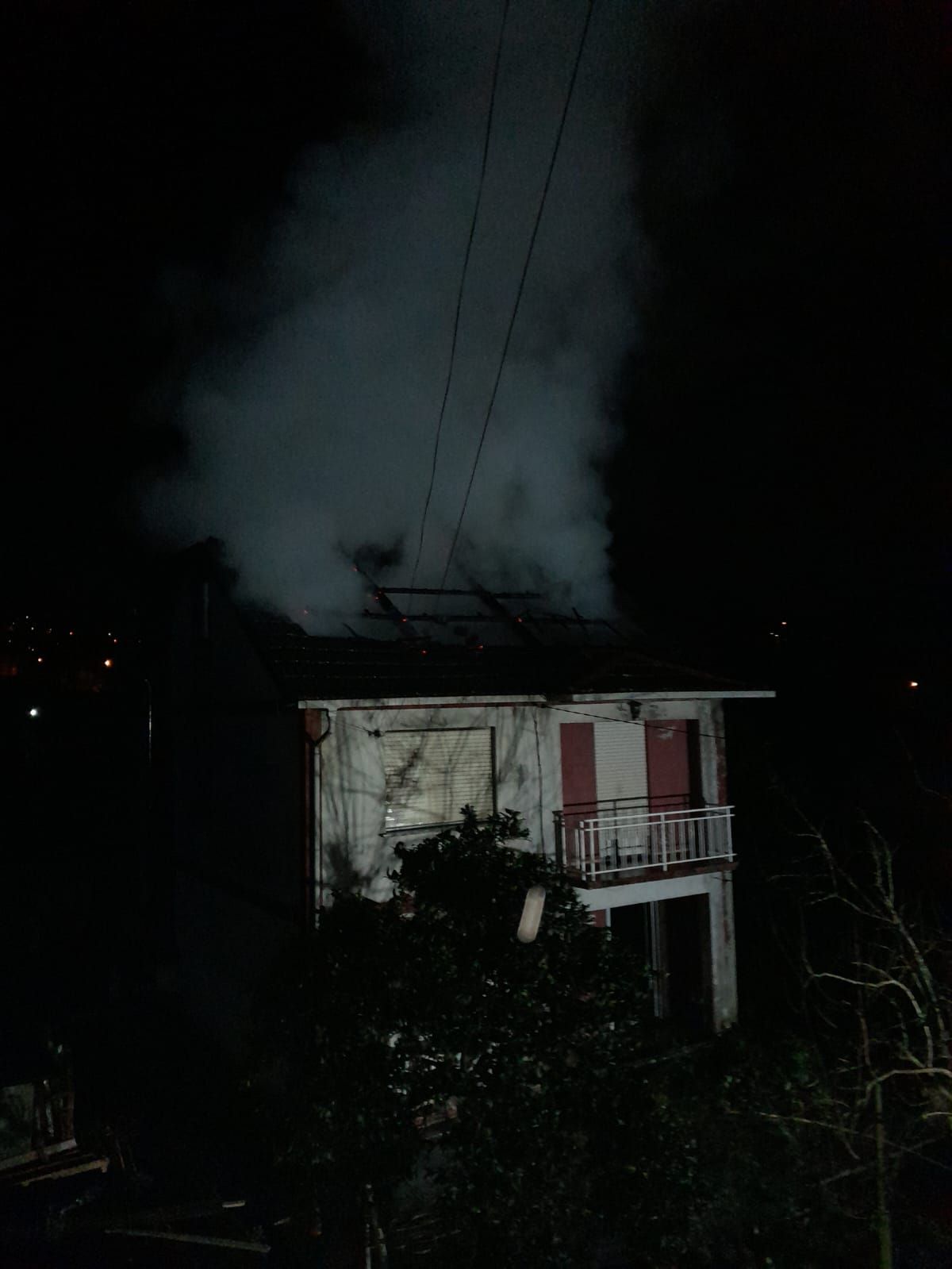 Dos incendios nocturnos en Mos y Redondela