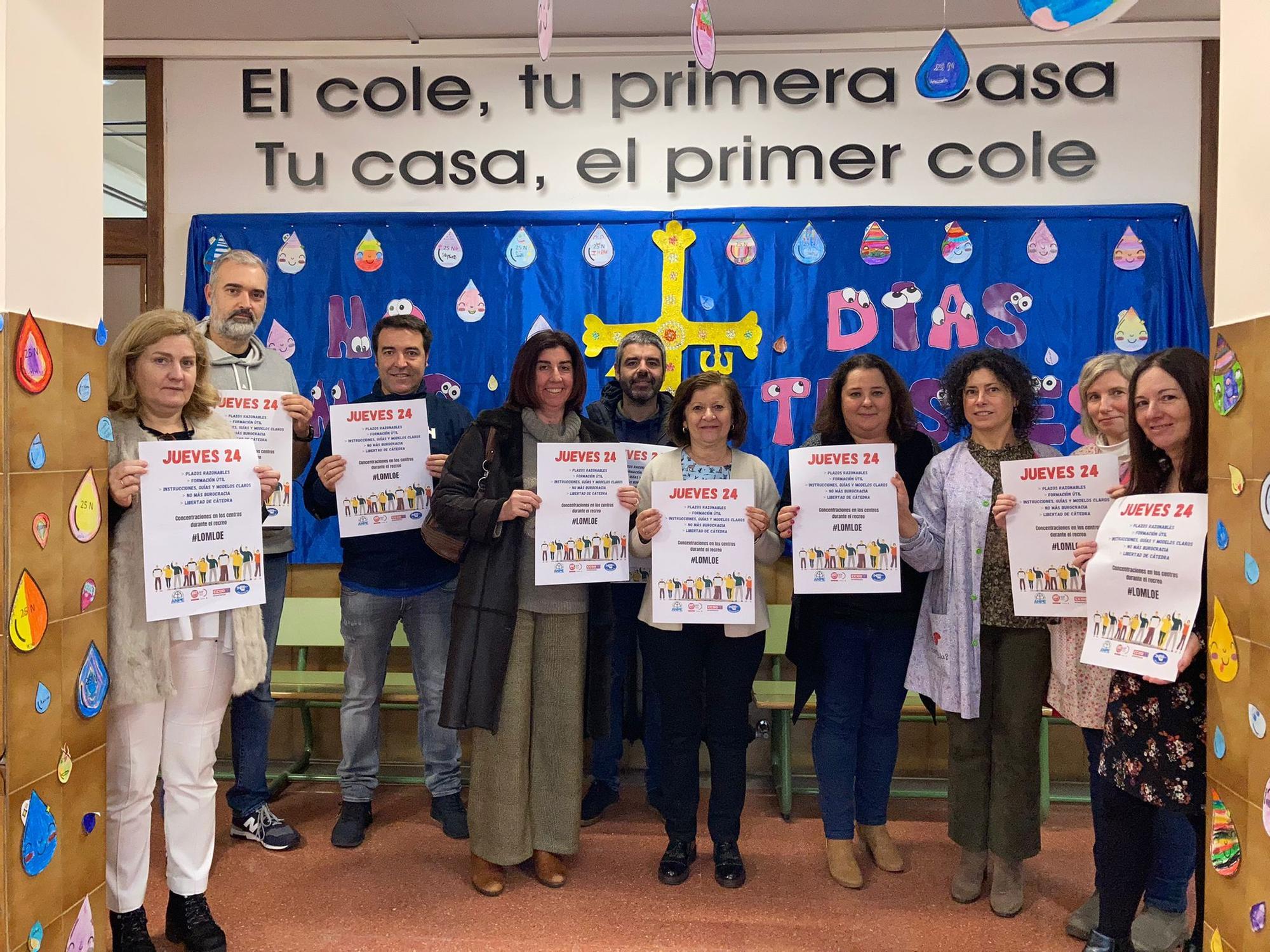 EN IMÁGENES: Decenas de profesores se manifiestan en Asturias contra la LOMLOE