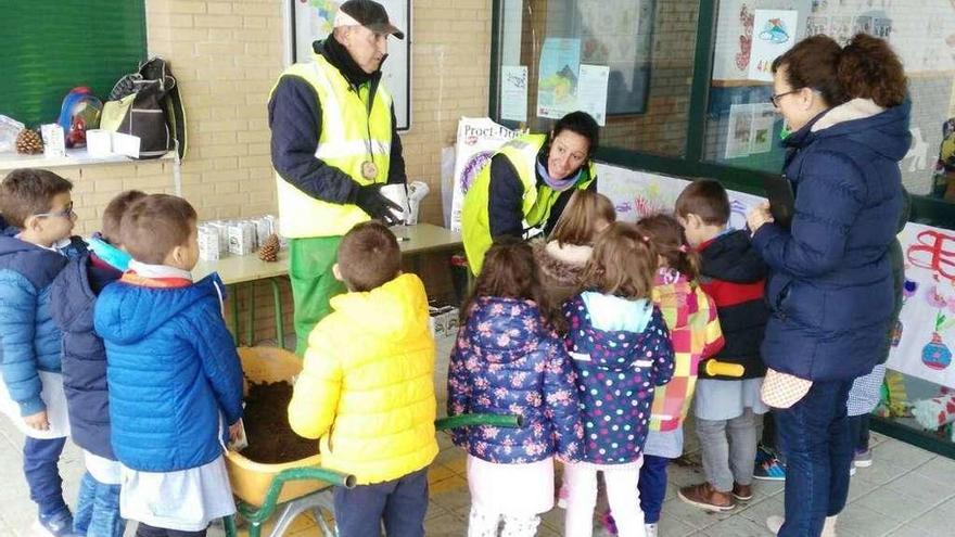 Trabajadores del programa mixto de formación junto a escolares de Villaralbo en la actividad ambiental.