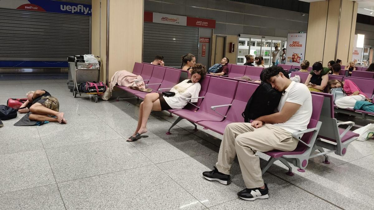 Pasajeros durmiendo en el aeropuerto.