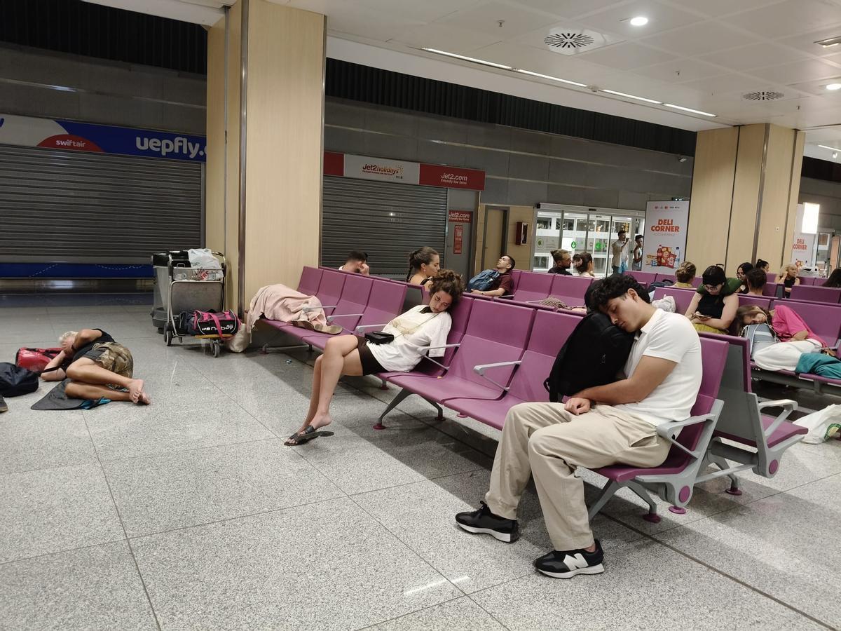 Pasajeros durmiendo en el aeropuerto.