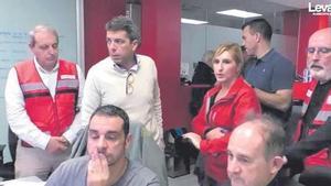 Carlos Mazón, con jersei amarillo, junto a Salomé Pradas, en el Cecopi del día de la dana. INVESTIGACION DANA OCTUBRE 2024 VALENCIA. RIADA HISTORICA
