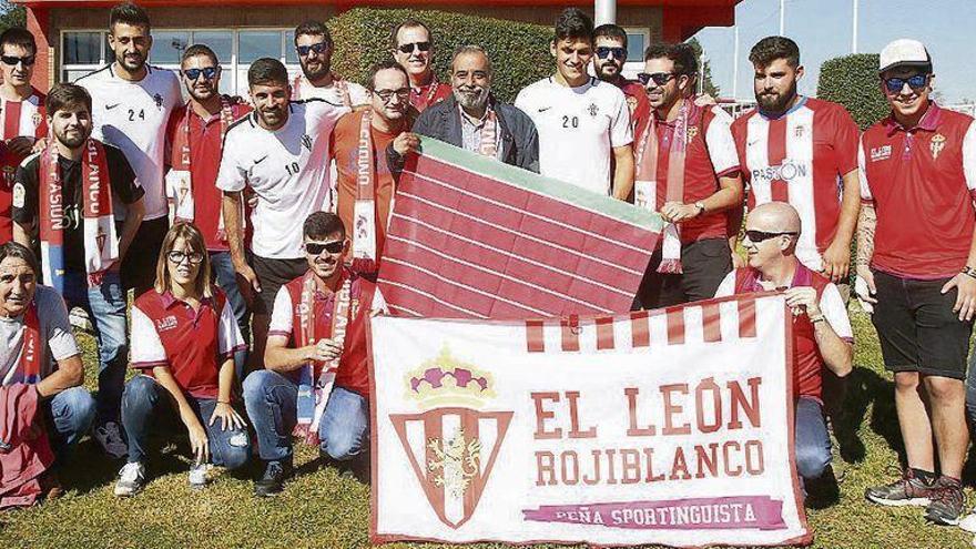 Los componentes de la peña El León Rojiblanco, junto a Álex Pérez, Carmona y Cristian Salvador.