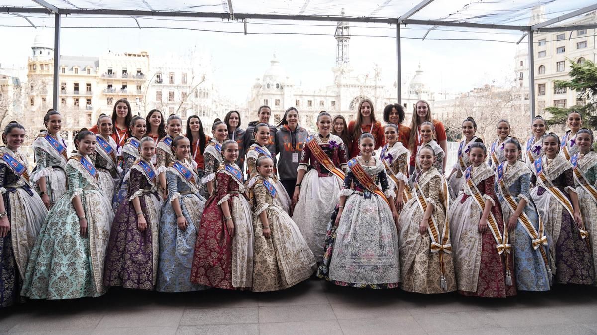 Las jugadoras del Valencia Basket, junto a las Falleras Mayores y sus Cortes de Honor