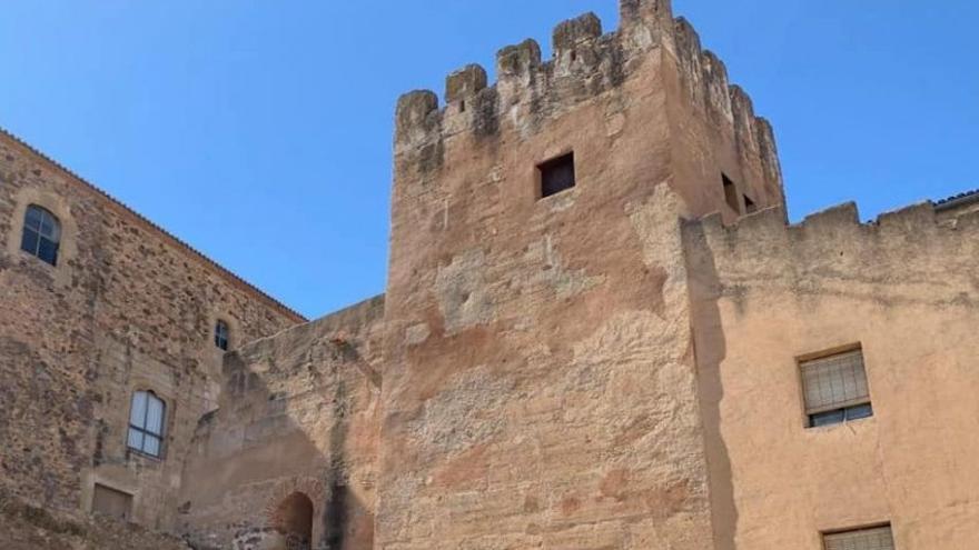 TORRE DEL HORNO: La vista desde este bastión permite tomar conciencia de la fortaleza de las torres albarranas que defendieron Cáceres por el flanco Noroeste. Tiene un alzado impresionante sobre la plaza de las Piñuelas.