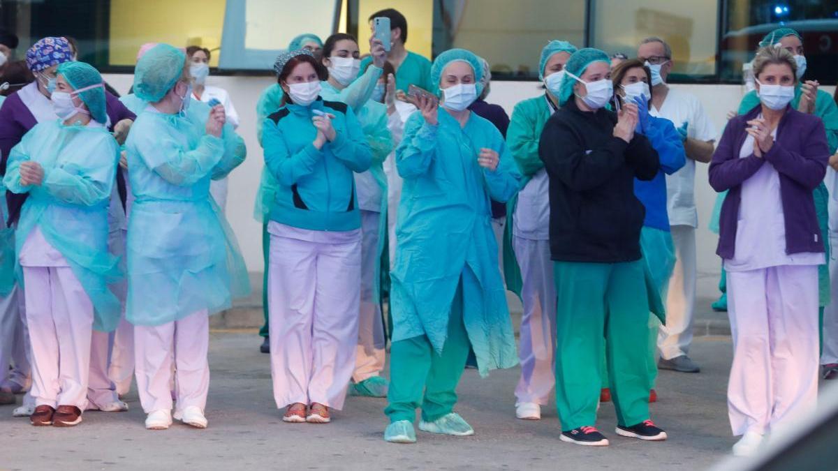 Sanitarios valencianos en un emotivo reconocimiento.