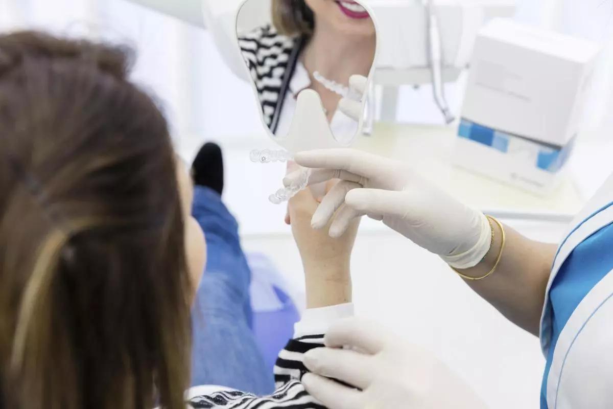 Clínicas Udemax recomienda el tratamiento de ortodoncia invisible Invisaling por us efectividad y comodidad.
