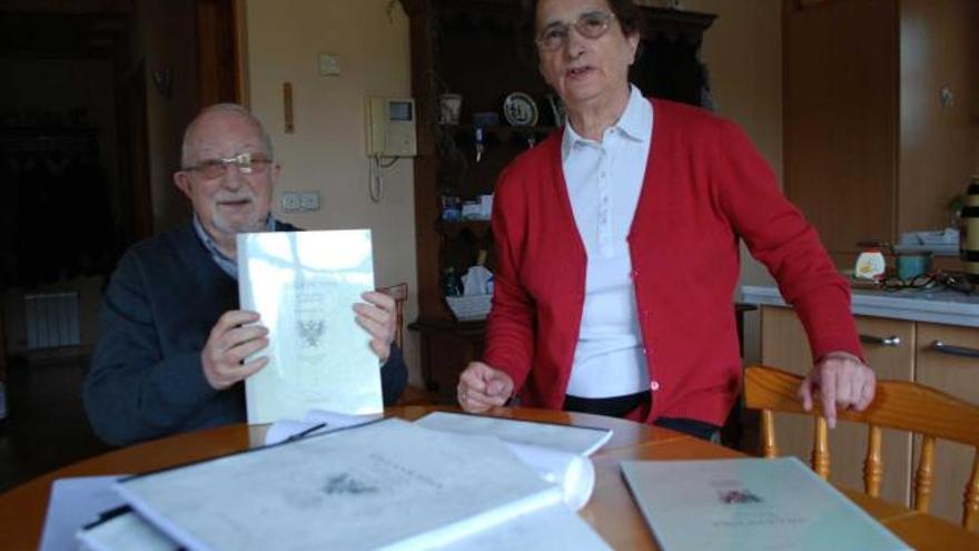 Antoine Massin y Alicia Ponga, con la documentación que han recopilado.