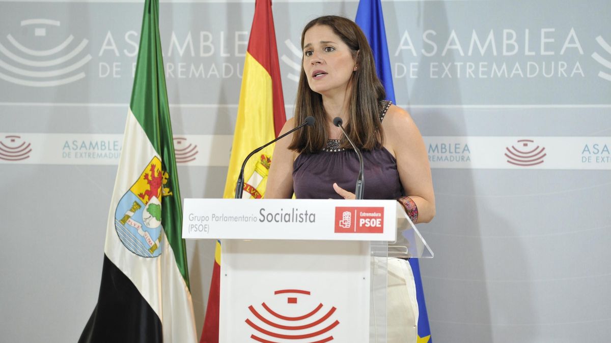 La portavoz de Sanidad del Grupo Parlamentario Socialista en la Asamblea de Extremadura, Isabel Gil Rosiña, en rueda de prensa