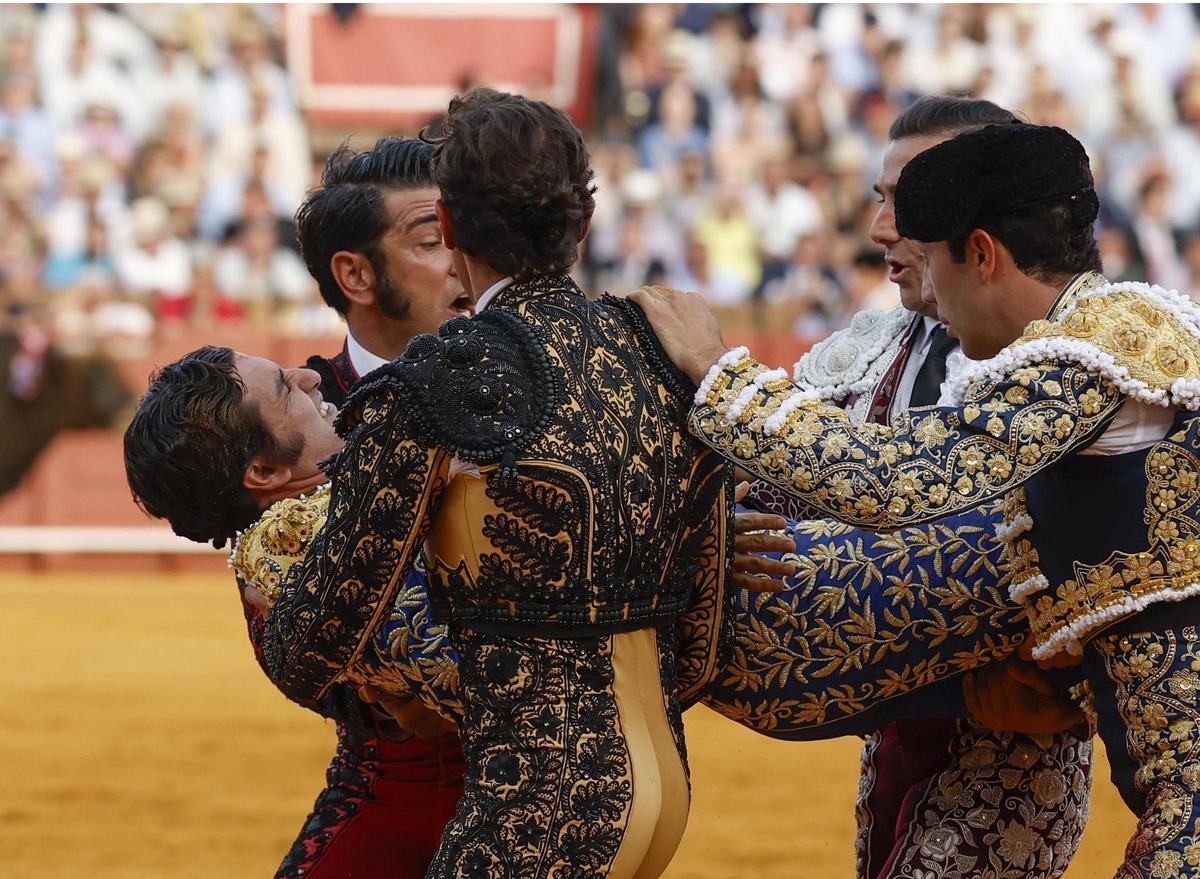 Morante de la Puebla, dolorido, es trasladado a la enfermería de la plaza de toros de Sevilla.