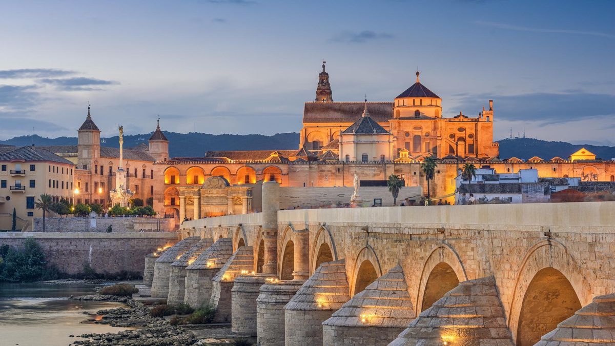 Córdoba iluminada a orillas del Guadalquivir