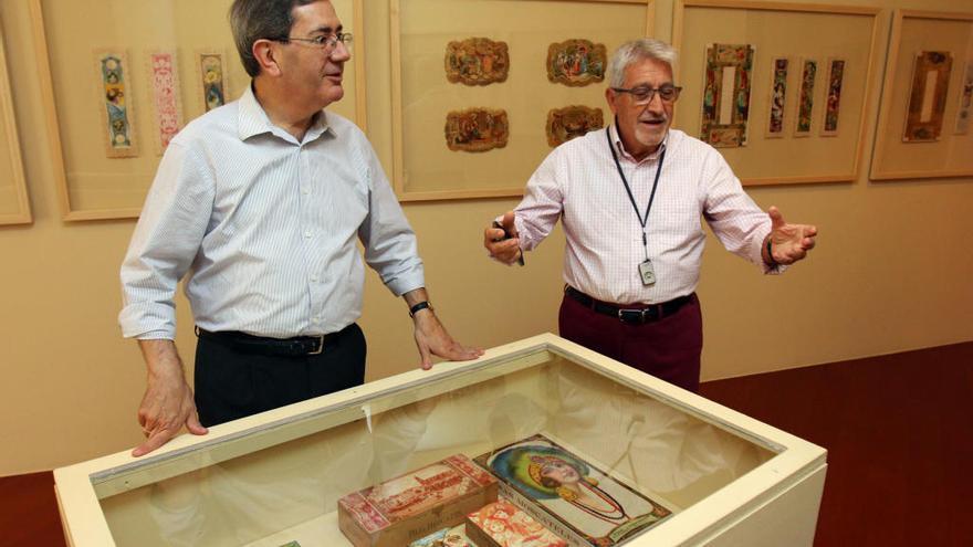 Elías de Mateo y Andrés Sanz, con algunos de los ejemplos más hermosos de decoración de las cajas de pasas malagueñas