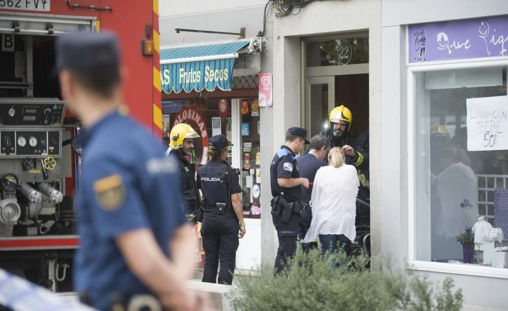 Los bomberos rescatan una niña y su padre en un incendio en un piso del Agra do Orzán