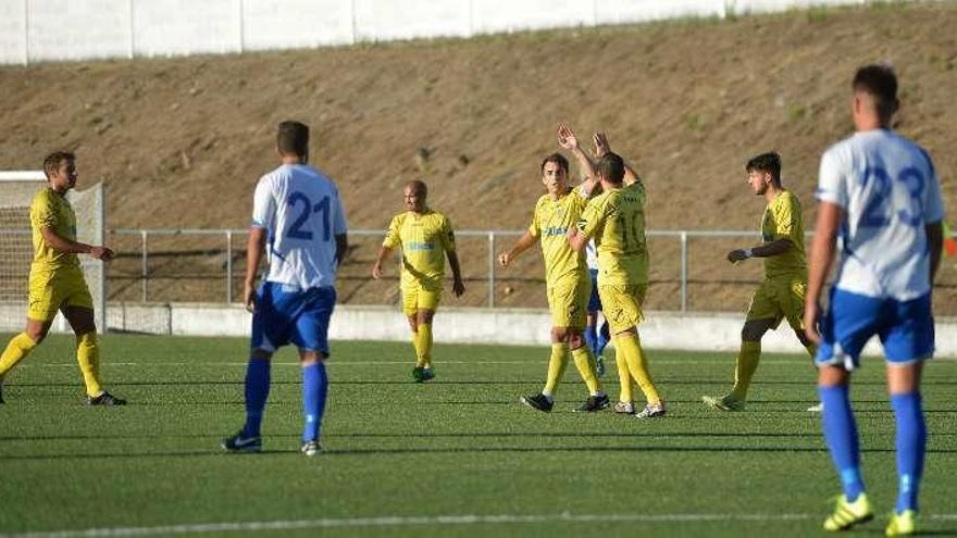 Los jugadores del Sanxenxo celebrando un gol. // G.S.