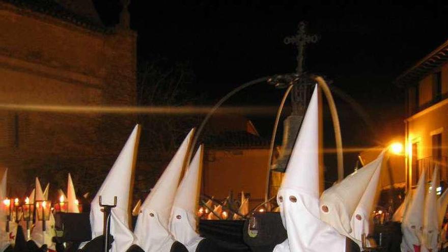 Cofrades de la Asociación procesionan por las calles de Toro.