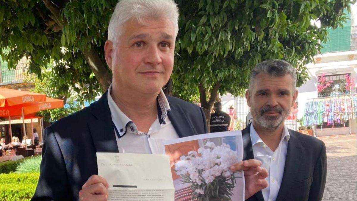 El concejal del PSOE en Marbella, José Ignacio Macías, con la carta y una imagen de las flores de regalo. | L.O.
