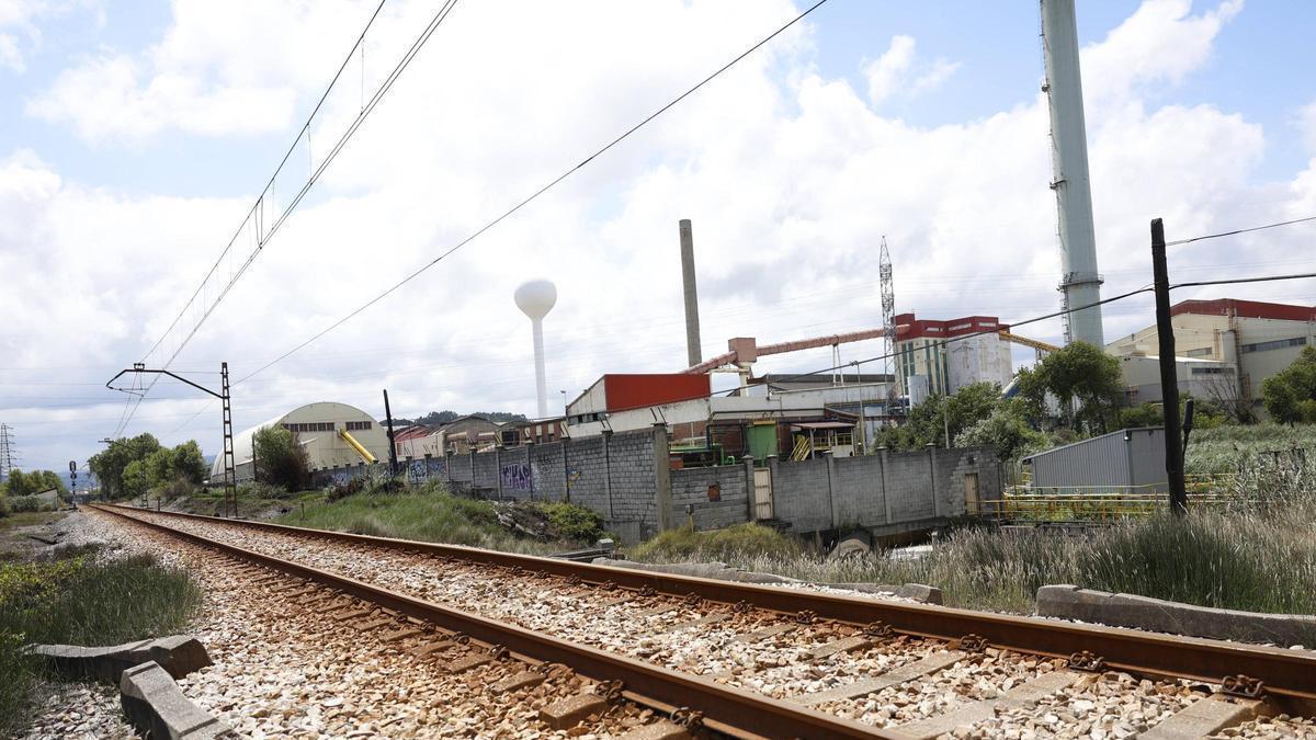 Las instalaciones de Saint-Gobain de Avilés desde las vías de antigua FEVE.