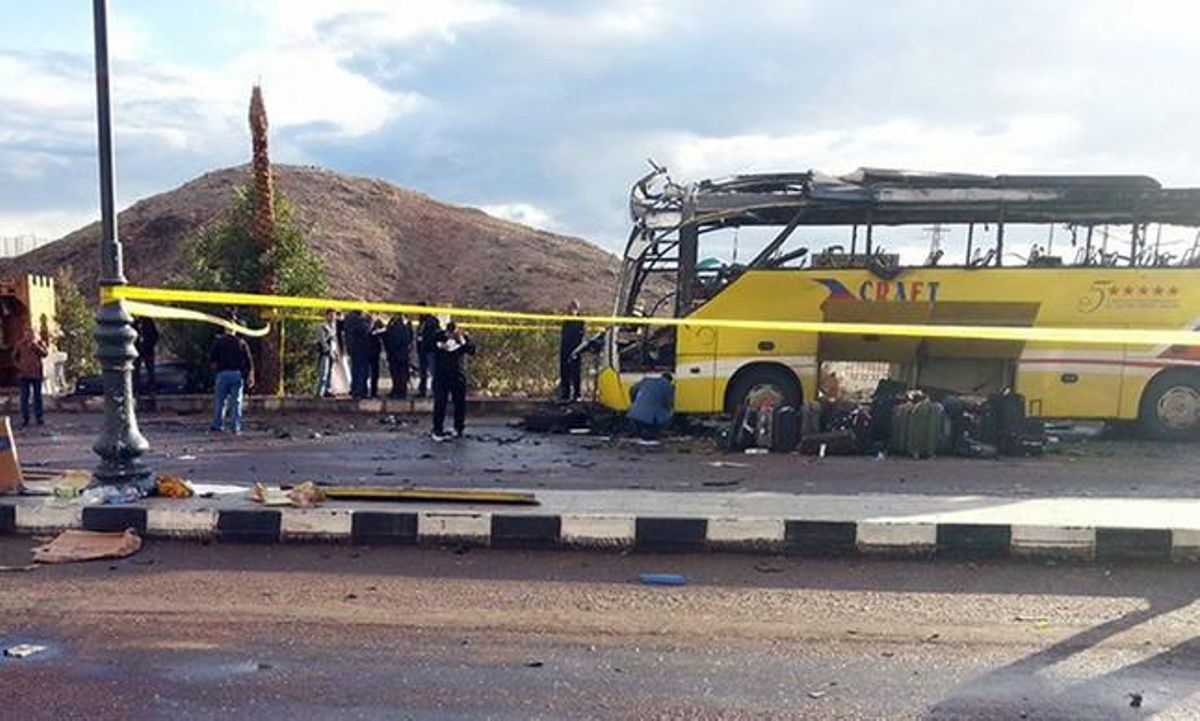 Imatge de l’estat en què ha quedat l’autobús després de l’explosió, aquest diumenge a Taba, al Sinaí. Imatge de l’estat en què ha quedat l’autobús després de l’explosió, aquest diumenge a Taba, al Sinaí.