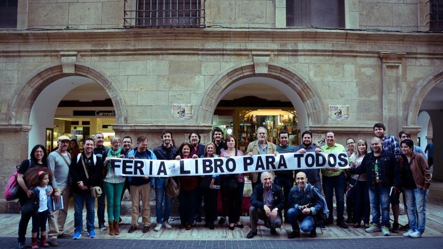 Algunos de los participantes en la feria del libro de los Soportales