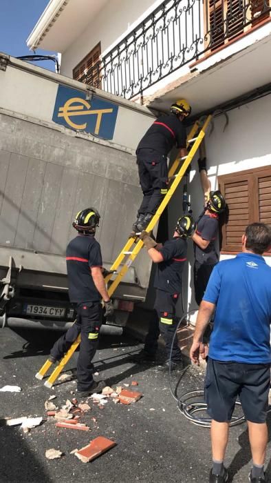 Un camión ha quedado atascado en un balcón en el casco urbano de Sant Antoni. Los Bomberos hann tenido que intervenir.