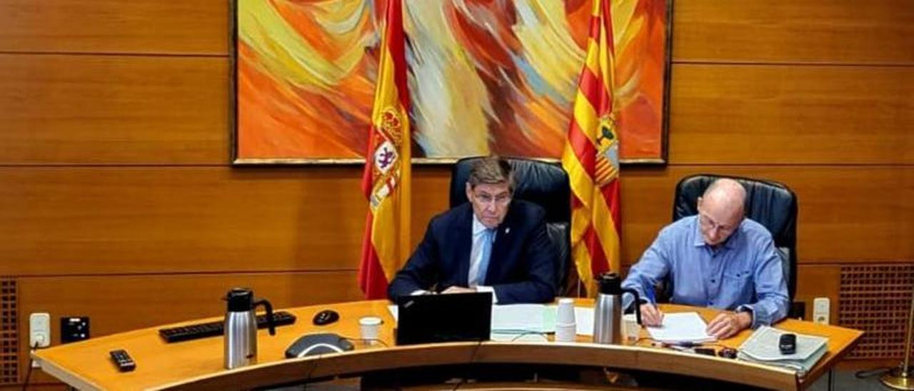 El vicepresidente de Aragón y consejero de Industria, Arturo Aliaga, y el director general de Energía de la DGA, Sergio Breto, este miércoles en la Conferencia Sectorial de Energía.