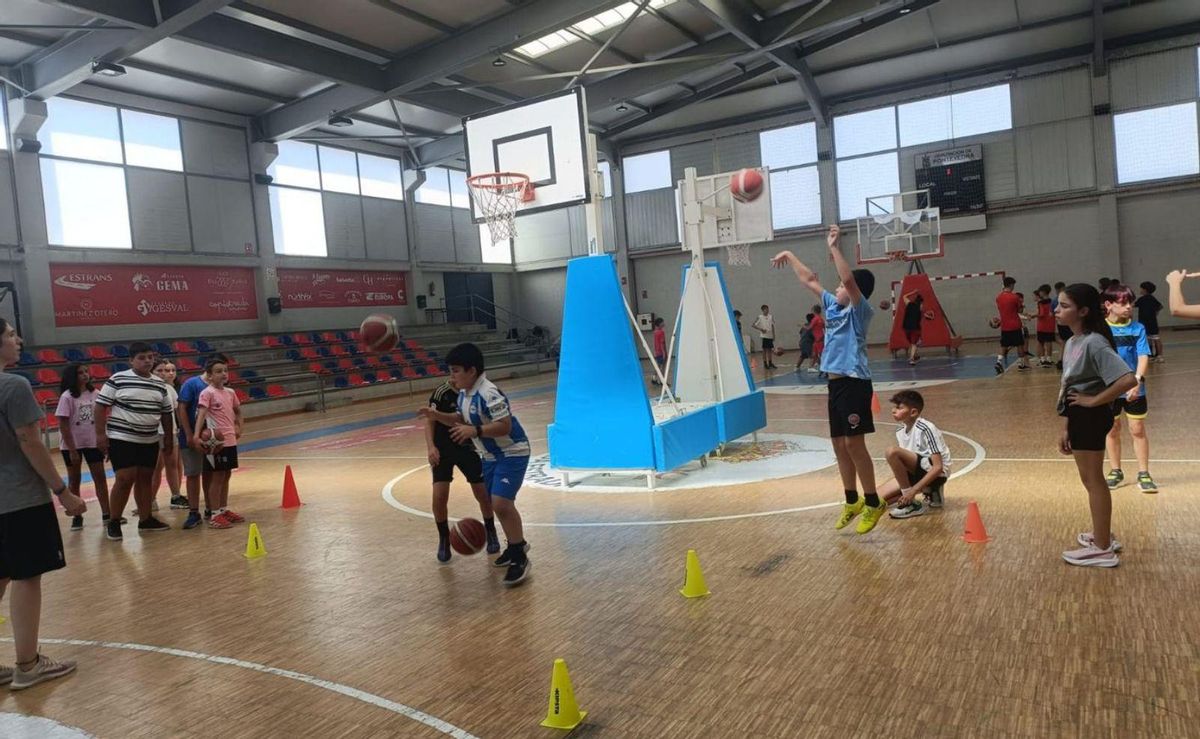 Los participantes pusieron a prueba su puntería y técnica con yincanas de tiro y otros juegos.