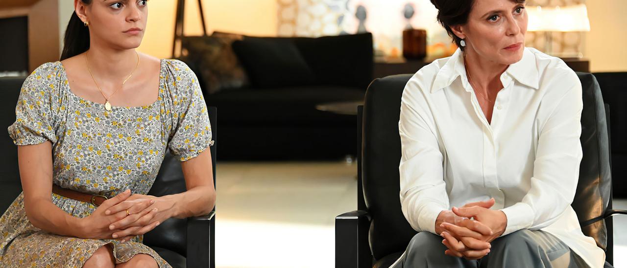 Fotograma de la película  "La jefa", con las actrices Cumelén Sanz y Aitana Sánchez-Gijón