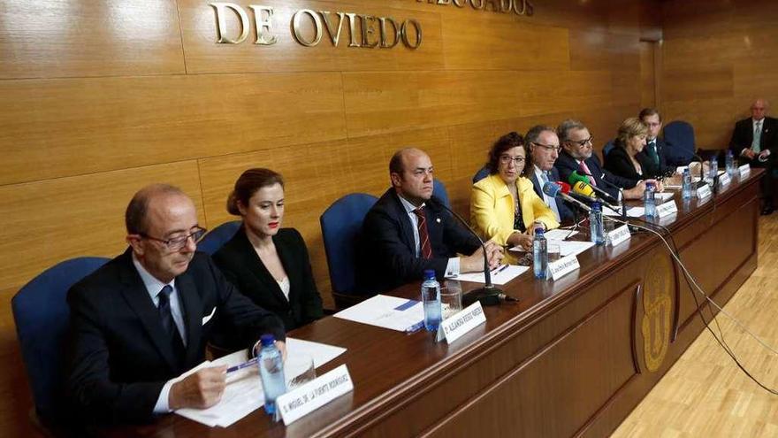 Por la izquierda, Miguel de la Fuente, Laura Fernández-Mijares, José Antonio Sierra, Carmen Turiel, José Emilio Martín, Carlos Rodríguez Noceda, Alejandra Riesgo y Pablo Mori, ayer, durante la presentación de CIA.