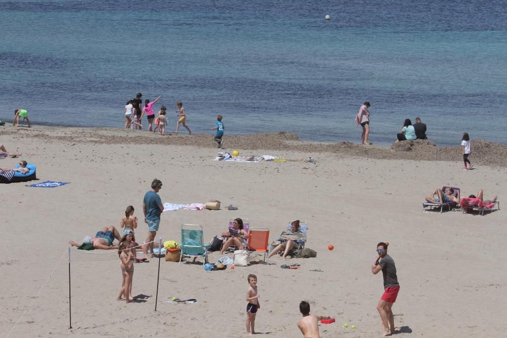 Turistas y locales disfrutan de un día de playa