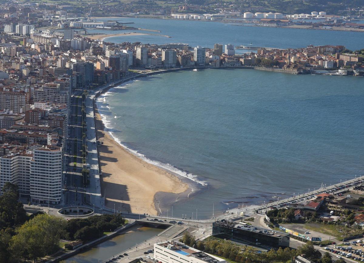 Vista aérea de la playa de San Lorenzo, con edificios de La Arena en primer término y Cimavilla al fondo. | MARA VILLAMUZA