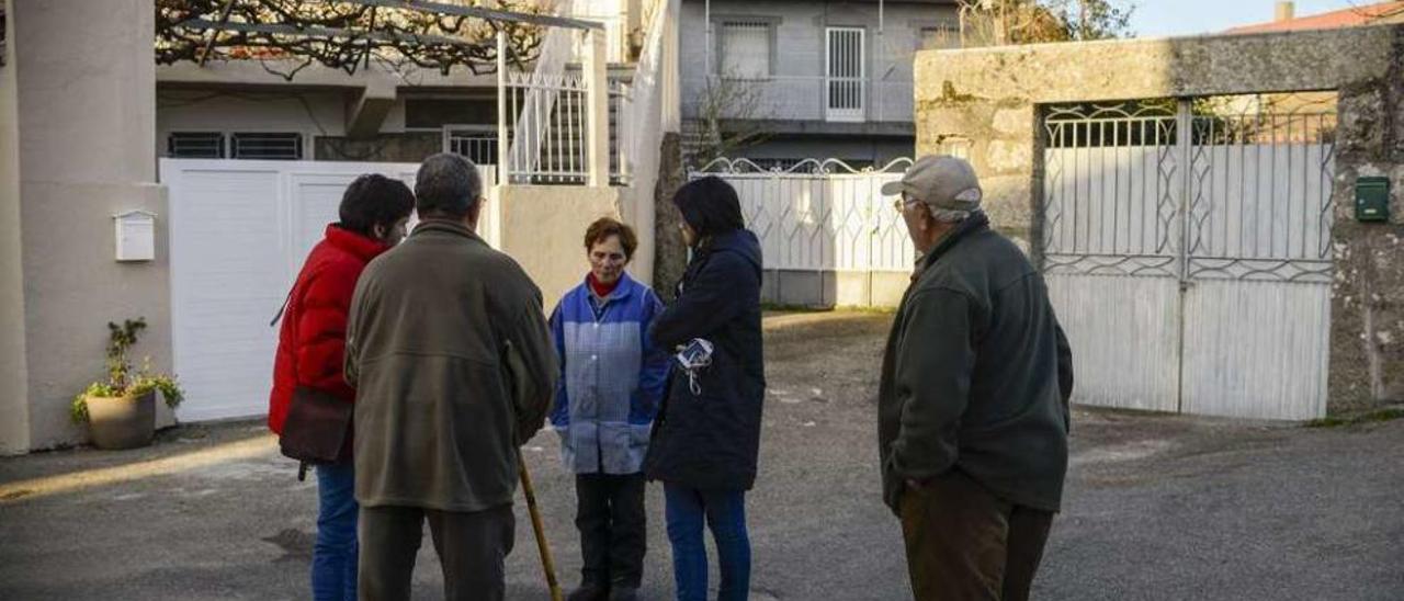 Una prima del asesino confeso, ante la casa familiar de Atás (Cualedro) de donde es oriundo. // Brais Lorenzo